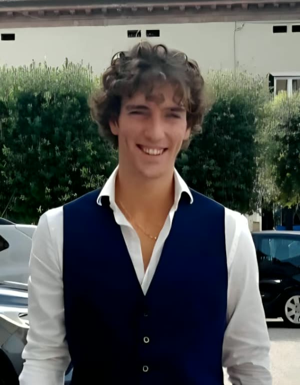 Gabriele Ghiglioni, referente di GHAVON: ritratto a mezzo busto, sorridente, in camicia bianca e gilet blu